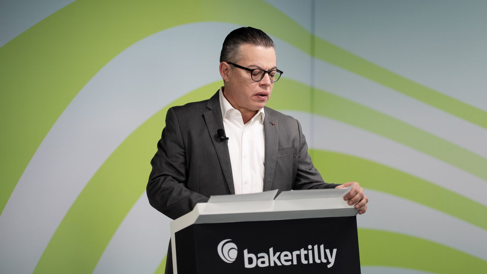 Pedro Canabal Hermida durante una conferencia en un foro de Baker Tilly México